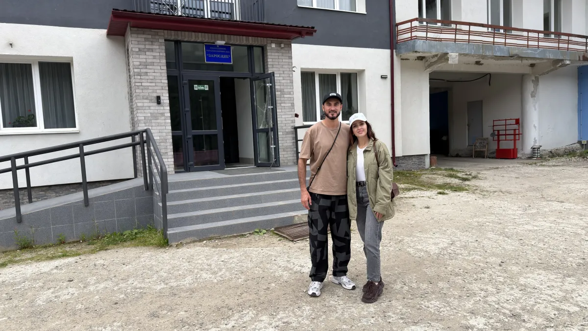 Відомі тревел-блогери Максим Узол та Олька Манько відвідали «Заросляк» під час сходження на Говерлу